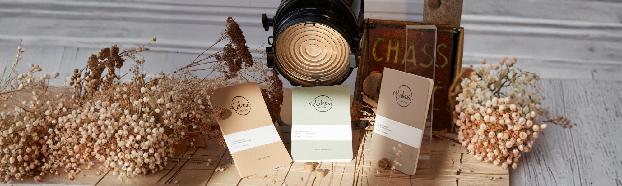 Trois carnets Le Calepin Fran&ccedil;ais aux teintes naturelles entour&eacute;s de fleurs s&eacute;ch&eacute;es, carnet artisanal Made in France